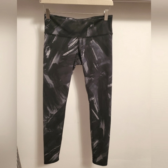 Alo Yoga Paint Stroke / Airbrush full leggings. Black, gray and white. Size S. - Picture 3 of 12